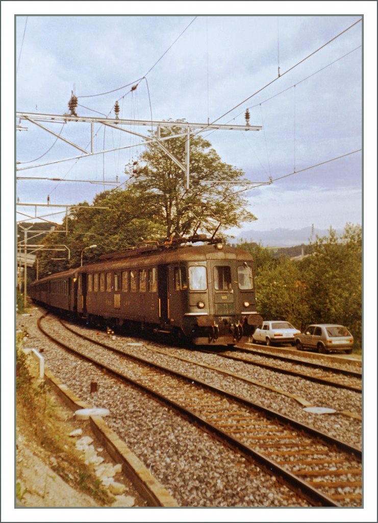 Lange Zeit verkehrten die RBe 4/4 im üblichen SBB grün. Hier erreicht der Rbe 4/4 1413 mit eine Regionalzug von der Sensetalbahn kommend den Bahnhof Flamatt.
Fotografiertes Foto/1987