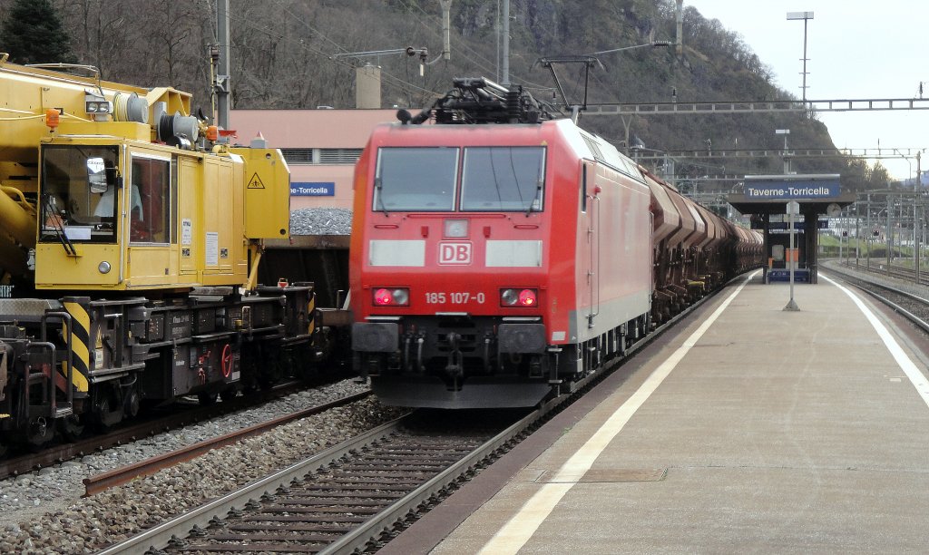 Langer Schiebedienst: Am 29.11.12 wird ein Ganzzug von Erstfeld bis Chiasso von der DB-Schiebelok E 185 107-0 durch Taverne-Torricella geschoben.