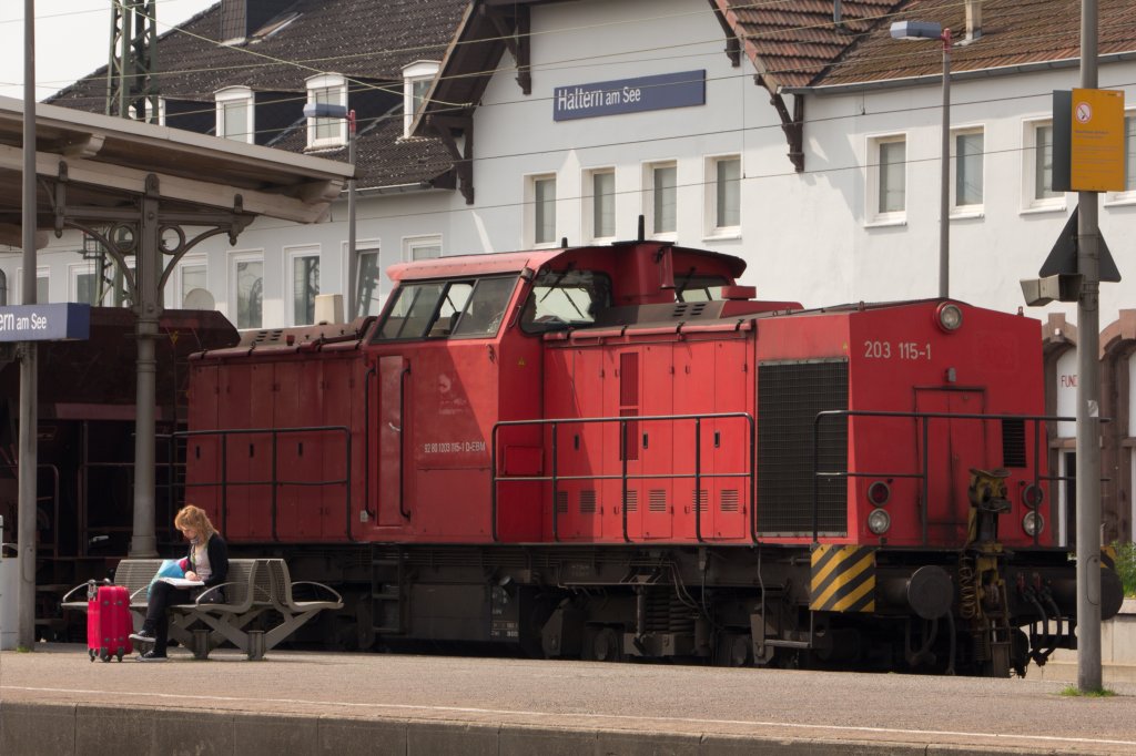 Langes Warten oder falscher Zug? 203 115-1 der Eisenbahnbetriebsgesellschaft Mittelrhein GmbH EBM Cargo GmbH, Gummersbach mit Schotterwagen fr Gleisbauarbeiten zwischen Dlmen und Marl-Sinsen im Bahnhof Haltern am See. An diesem Tag (29.04.2012) wird auf Grund einer Fahrplannderung wegen der Bauarbeiten auf der genannten Strecke kein Reisezug mehr verkehren. 