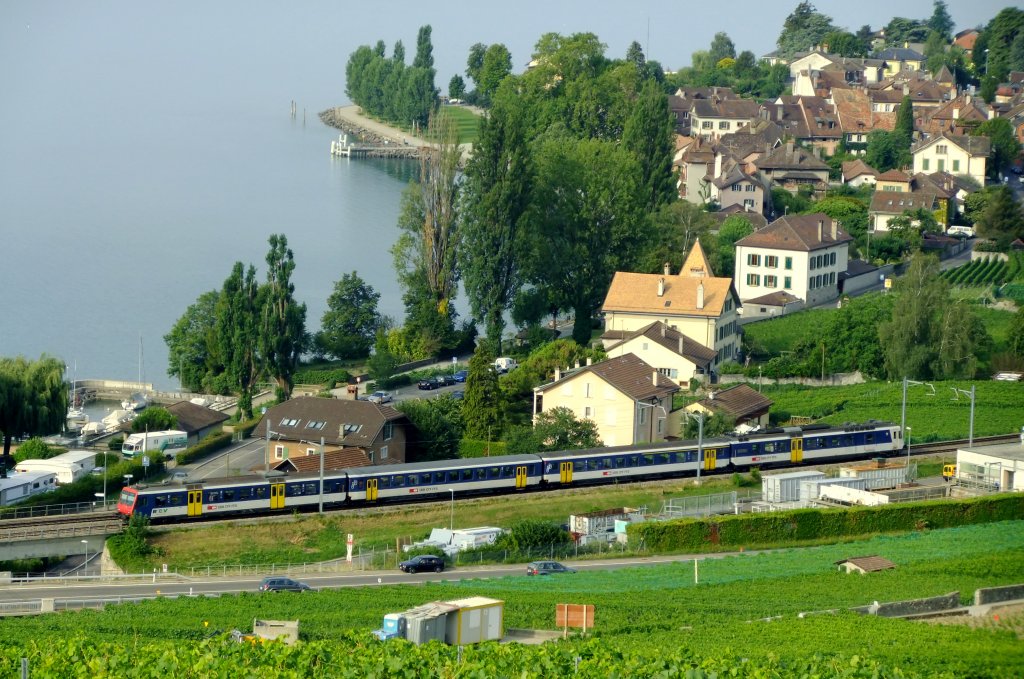 Langsam aber sicher werden die Waadtlnder S-Bahnlinien 1 und 3 auf Flirt umgestellt. Bilder wie dieses vom 11.8.2010, das einen 4-teiligen NPZ als S1 12123 (Yverdon - Villeneuve) bei Cully am Genfersee zeigt, werden dann der Vergangenheit angehren. 