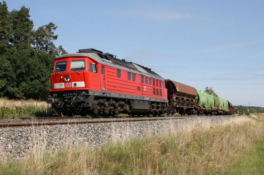 Langsam beschleunigte 233 478-7 bei Irlaching ihren Gterzug von Nrnberg nach Schwandorf am 23.08.12.