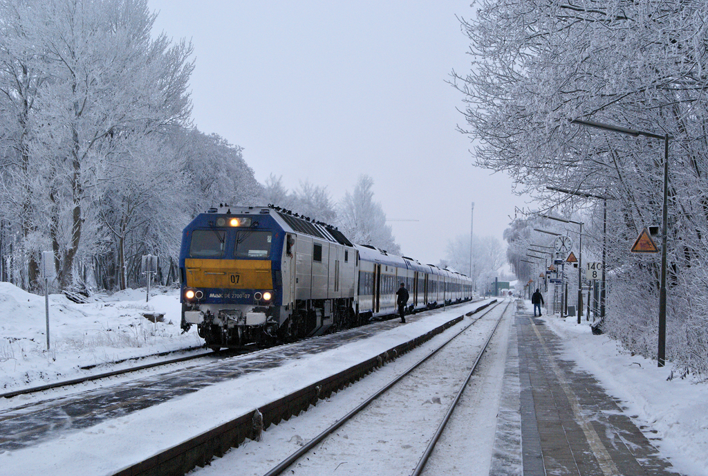 Langsam geht sie zu Ende, die Zeit der klassischen Mittelbahnsteige an der Marschbahn. Bis zum Frhling haben die alten Bahnsteige in Meldorf und Lunden noch Gnadenfrist, dann werden sie durch neue Auenbahnsteige ersetzt. Unterdessen wartet DE 2700-07 am 19.12.2010 in Lunden auf die Abfahrt nach Westerland (Sylt).  