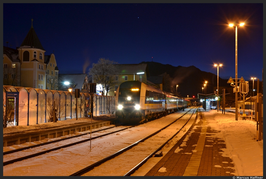 Langsam geht die Sonne hinter dem Berg auf und 223 068 steht mit ihrem Alex am frostig kalten Morgen des 23. Januar 2013 im Bahnhof Immenstadt.
An dieser Stelle mchte ich mich bei Kay fr die Fahrerei bedanken! War echt klasse!