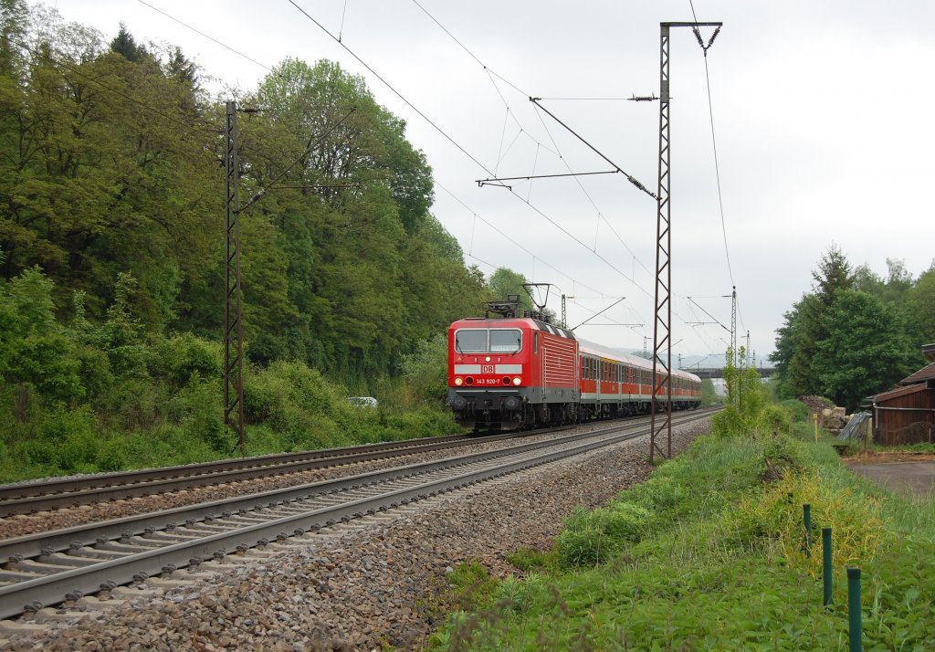 Langsam komme ich voran mit der Bearbeitung und dem Hochladen meiner Bilder. Nun sind wir n�mlich schon beim 21.5.2010 angelangt. An diesem Tag konnte ich die Stuttgarter 143 920-7 mit f�nf n-Wagen am Haken kurz vor G�ppingen aufnehmen.