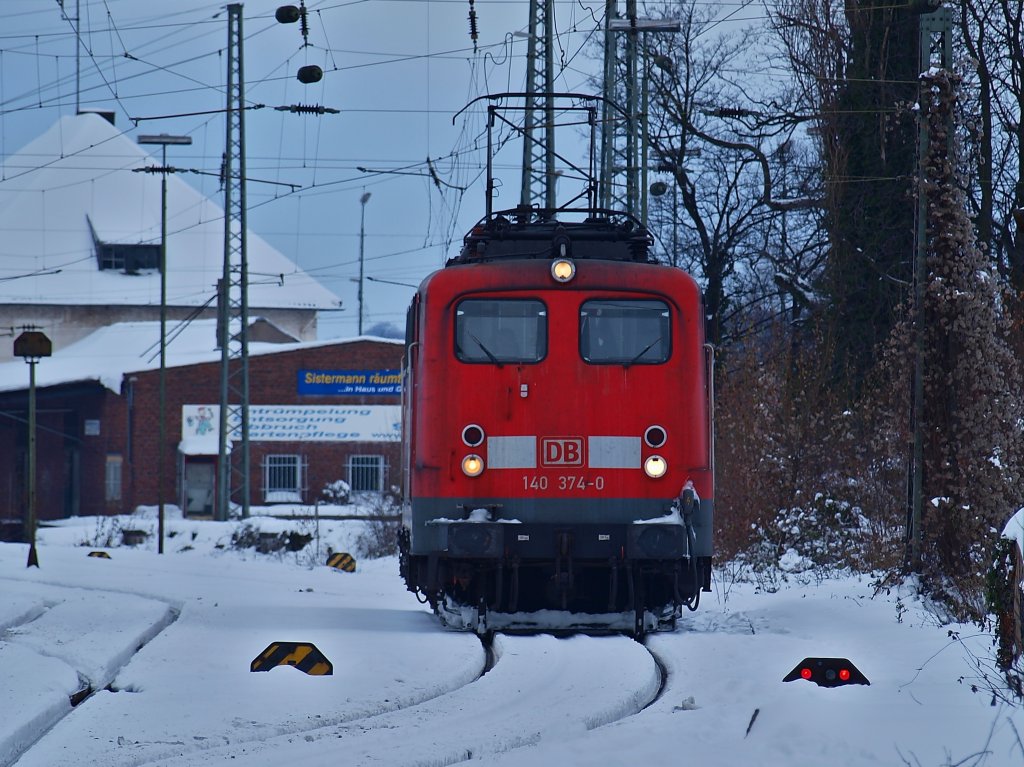 Langsam rollt 140 374-0 am 28.12.2010 durch`s Winter-Wonderland Aachen West. So viel Schnee hat es hier im Dezember schon lange nicht mehr gegeben.