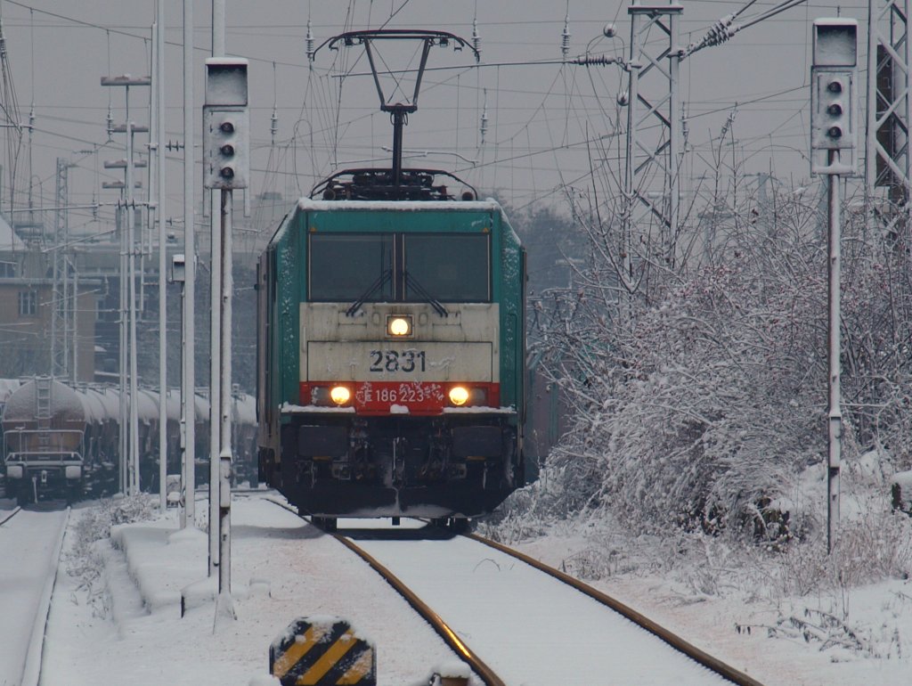 Langsam rollt die Cobra 186 223 auf ein Abstellgleis nachdem sie einen Gterzug von Belgien nach Aachen West gebracht hat.