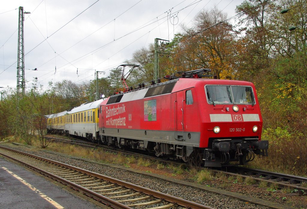 Langsam schiebt sich 120 502-0 mit ihrem kleinen Messzug ber die Weichen im Bahnhof Eichenberg in Fahrtrichtung Kassel. Aufgenommen am 06.11.2009.