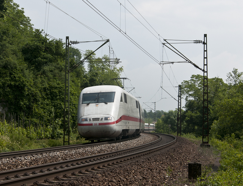 Langsam schlngelte sich am 2. Junia 2010 401 076-5 als ICE 374 (Bern - Berlin Ostbahnhof) bei Istein den Hang hinauf.