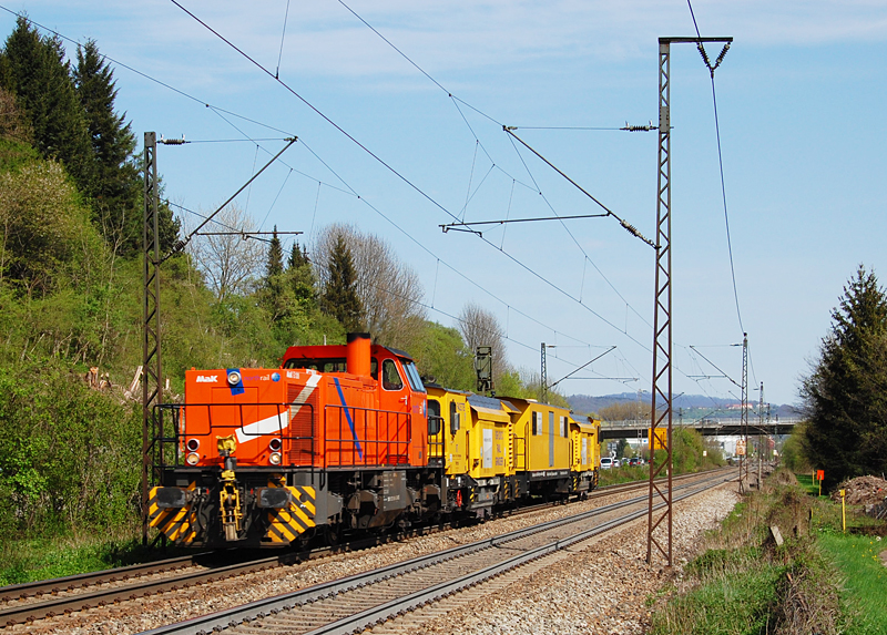 Langsam schlich sie sich an - 275 804-3 von Northrail mit einem Schienenschleifer bei Gppingen am 27. April 2012.