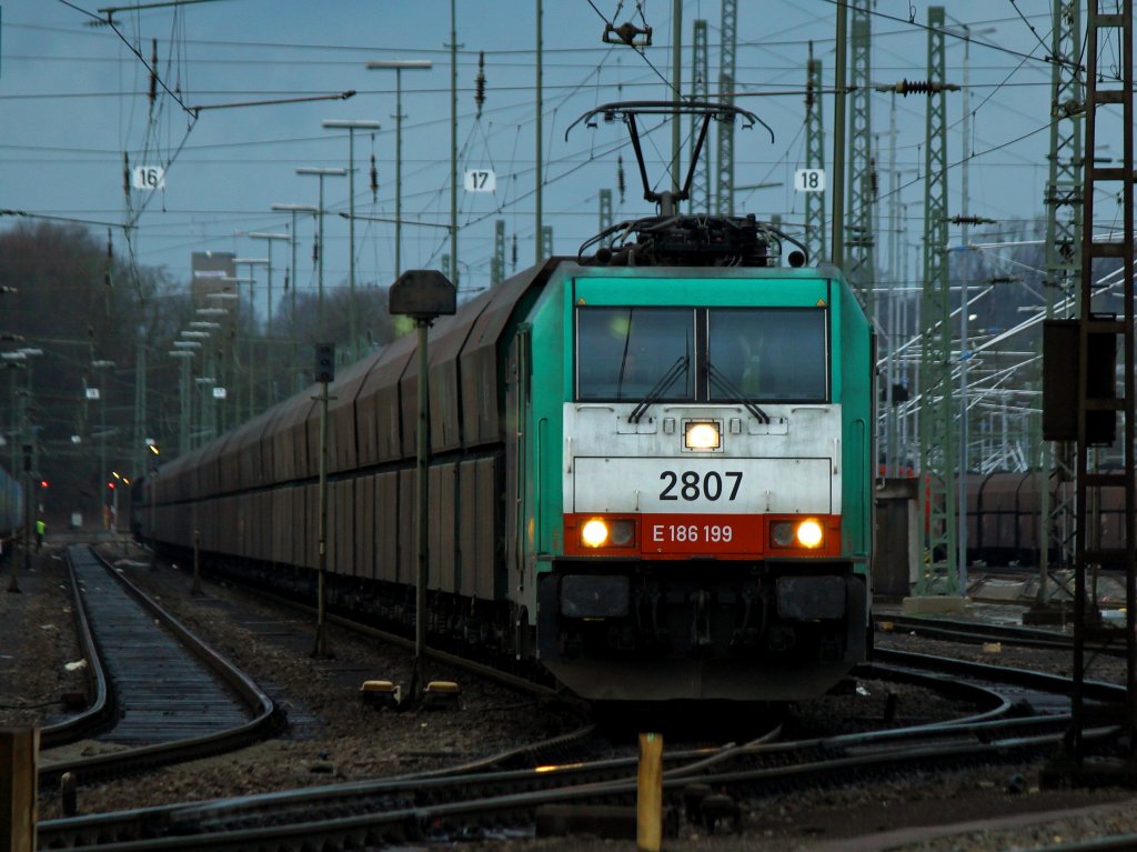 Langsam setzt sich Cobra 186 199 (2807) mit einem langen Fals-Leerzug am Abend des 31.01.2013 in Aachen West in bewegung. Der Zug fhrt ber die Montzenroute nach Belgien mit dem Ziel.