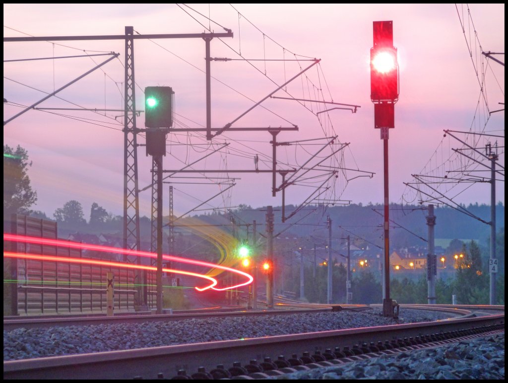 Langzeitbelichtung I:
 Zu sehen  die S2 kurz vor dem Zielbahnhof Petershausen (Obb), 
28.5.2011