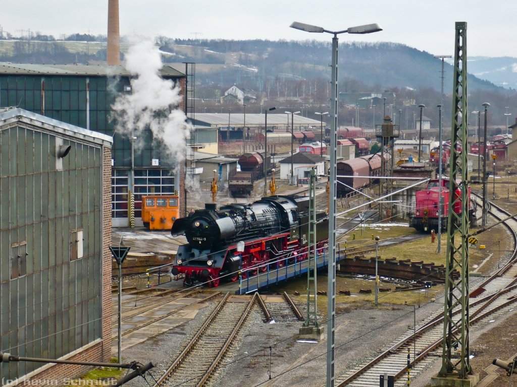 Lassen wir mal den Blick von der Saalfelder Bahnhofsbrücke aus über das Bw und den Rbf schweifen: ein Bild wie in alten Zeiten! Hier wird die 41 1144-9 gerade ins Bw Saalfeld gebracht, nachdem sie mit einem Sonderzug aus Richtung Erfurt angekommen war. Für alle sonstig Interessierten: Hinter Tor 1 befindet sich ein ET 479 der Oberweißbacher Berg- und Schwarzatalbahn! (12.03.2010)