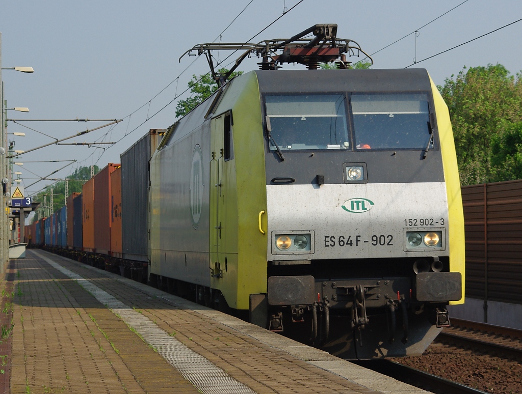 Last but not least: ITL-Leistung Nummer 4 am 29.04.2011: 152 902-3 (ES 64 F-902), eine der zwei 152er in dispo-gelber Farbe, mit Containerzug in Fahrtrichtung Wunstorf. Aufgenommen in Dedensen-Gmmer. mit 