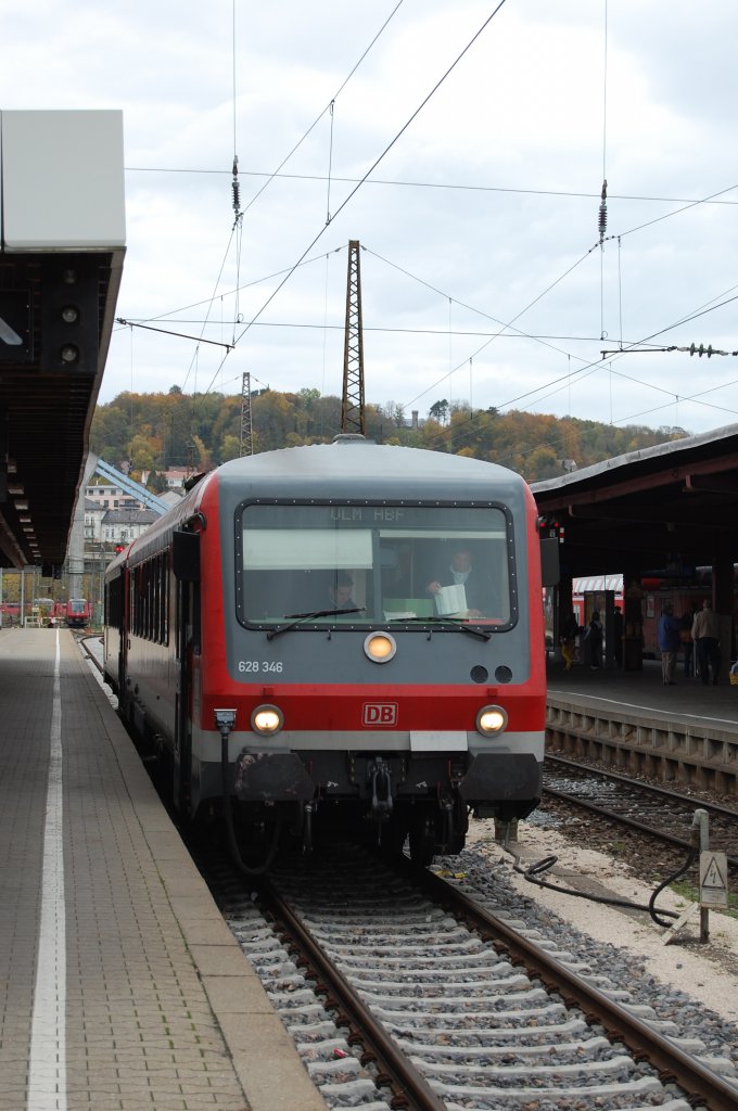 Laut Angaben der RAB sind in Ulm nur noch 14 Triebzge der BR 628/629 stationiert, einer davon ist 628 346, welchen ich am 26.10.2009 in seinem Heimatbahnhof Ulm aufnehmen konnte.
