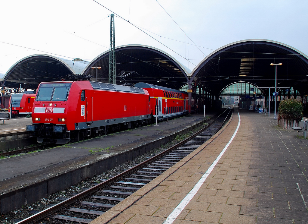 Laut Bahn soll der RE2 nicht mehr von Mnchengladbach aus nach dem Fahrplanwechsel nach Mnster verkehren, da habe ich schnell noch einmal einen Zug bei der Ausfahrt aus Mnchengladbach Hbf fotogrfiert. Die Lok ist die 146 011, die am 27.11.2010 den Zug zieht.