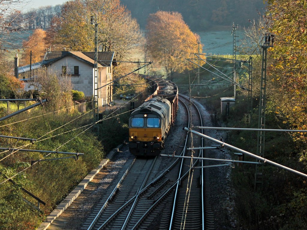 Laut brllend mit Schrittgeschwindig. Eine Class66 von Crossrail zerrt am 15.11.2011 auf den letzten Metern der Rampe von Aachen West zum Gemmenicher Tunnel an einem Kohlenzug. Am Zugende schiebt eine weitere Class66, PB03, um die Steigung mit den zum Teil noch von Raureif berzogenen Gleis zu meistern.