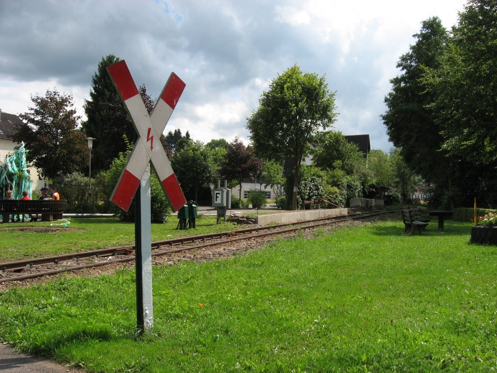 Laut diesem Andreaskreuz ist die Oleftalbahn elektrifiziert. Gesehen am 01. August 2010 am Haltebunkt  Blumenthal .