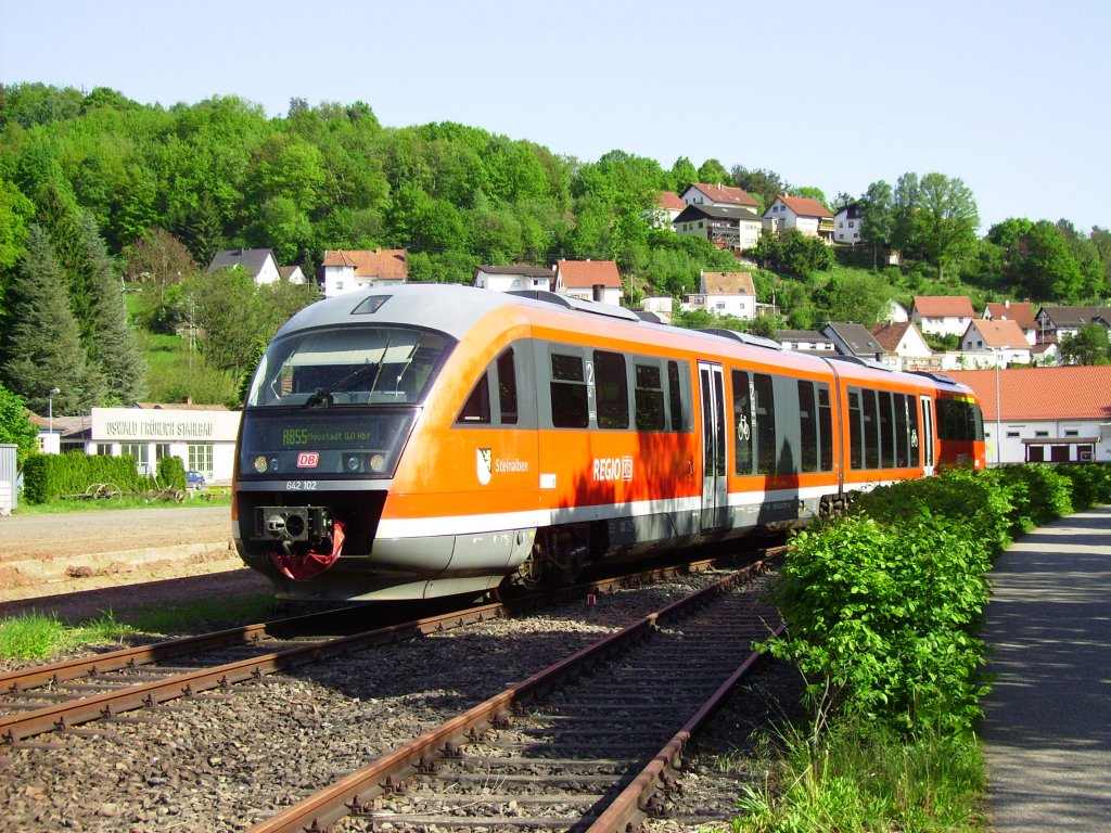Laut Fahrplan musste am Endpunkt noch ein Fahrzeug auf der Strecke sein, also ab nach Bundenthal-Rumbach nachsehen. Und siehe da 642 102 von DB Regio Rhein-Neckar sonnste sich auf dem letzten Metern Gleis der Wieslauterbahn, um wenig sp�ter Als RB55 nach Neustadt (Weinstr.) aufzubrechen. (13.05.2012)
