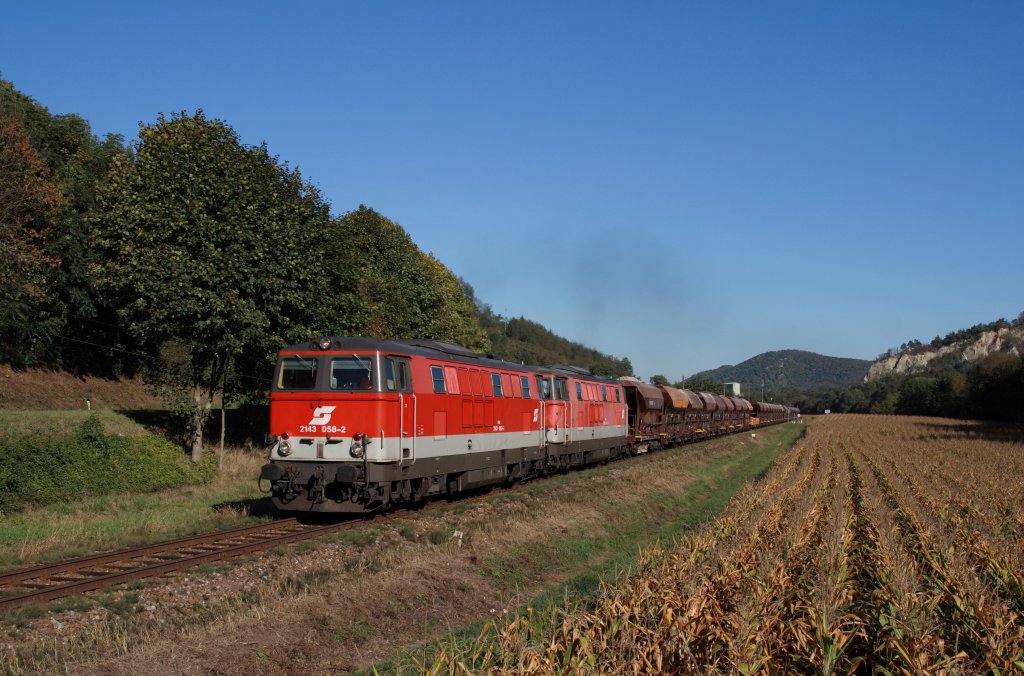 Lautstark ziehen 2143.058 und 055 den BED 72107 mit 35 beladenen Wagen vom Schotterwerk in Meidling nach Statzendorf hinauf. 30.09.2011