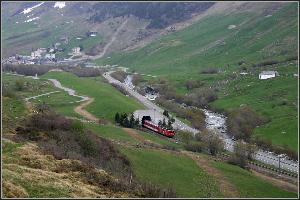 Lawinenschutztunnel - 

Deutlich erkennbar ist, dass hier kein Berg unterfahren wird, sondern eine oberirdische Bahnstrecke der Matterhorn-Gotthard-Bahn nachträglich überdeckt wurde. Im Hintergrund Realp. 

Urserental am 15.05.2008 (M)