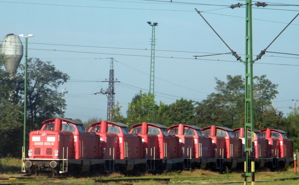 LCH 0469 001, 002, 003, 004, 005 und 212 043, 055 warten am Bahnhof Hegyeshalom, am 14. 08. 2012. Ein Paar Tag spter wurden sie zurck nach Deutschland geliefert.  