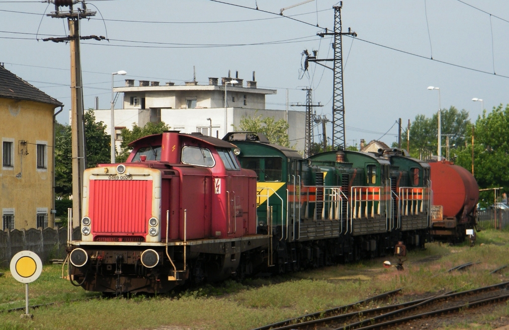 LCH 0469 002-3 (frher DB 212 060 und dann LCH 25) steht zusammen mit drei 4044-Lok des Unternehmens Bobo Kft, am Bahnhof Komrom, am 14. 05. 2011. 