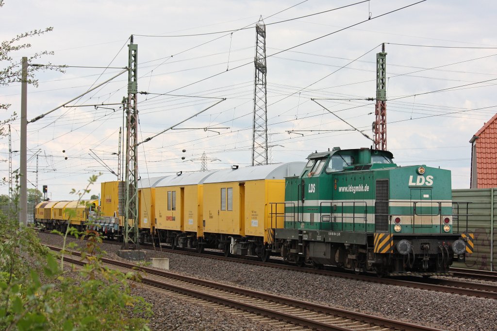 LDS 293 501 am 6.8.12 mit einem Bauzug der Firma Schweerbau in Hannover-Ahlten.