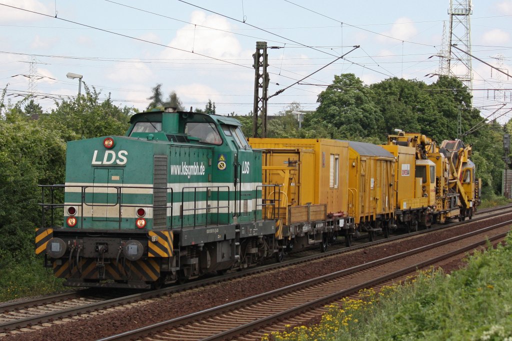 LDS 293 511 am 6.8.12 mit einem Bauzug in Hannover-Ahlten.