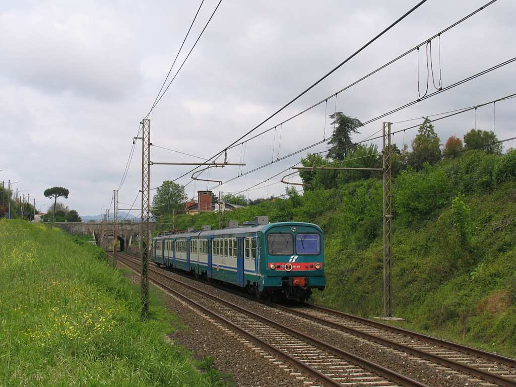 Le 682.019 (und Ale 642) mit R11855 La Spezia Centrale-Pisa Centrale in die Nhe von das ehemalige Bahnhof Montignoso am 9-5-2012.