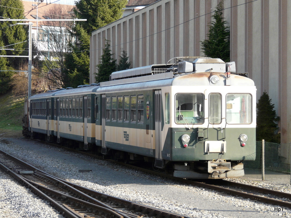 LEB - Abgestellter Pendelzug mit dem Triebwagen Be 4/4 27 und Personenwagen B 42 sowie dem Steuerwagen Bt 52 in Echallens am 24.03.2010