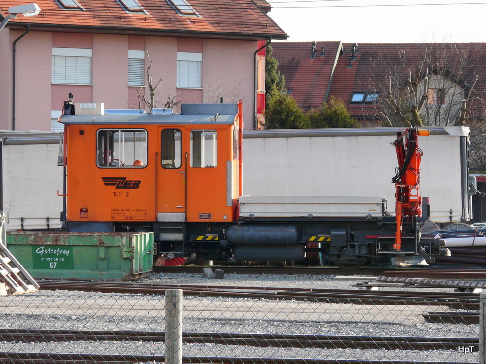 LEB - Mit viel Tele Baudienst Diesellok Tm 2/2  2 im Betriebsareal der LEB in Echallens am 24.03.2010