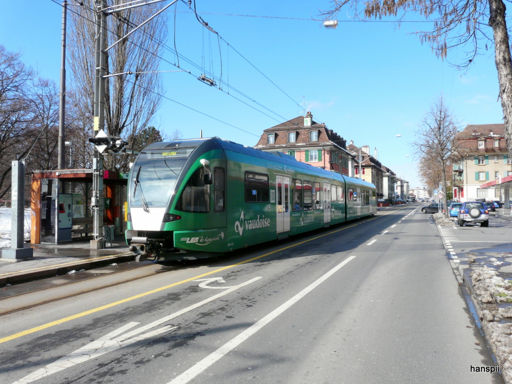 LEB - Nachschuss des Triebwagen RBe 4/8  42 der in Lausanne unterwegs ist am 16.02.2013.. Standort des Fotografen auf einem Fussgngerstreiffen ..