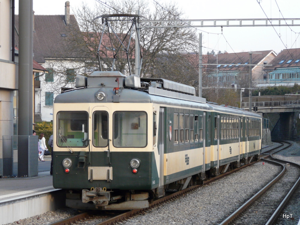 LEB - Regio mit dem Triebwagen Be 4/4 26 und Personenwagen B 41 und Steuerwagen Bt 51 von Lausanne nach Bercher bei der Ausfahrt aus dem Bahnhof Echallens am 24.03.2010