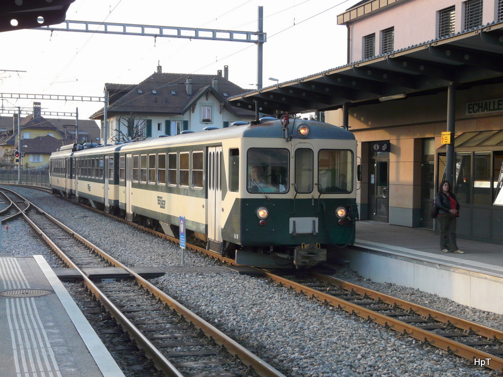 LEB - Regio mit dem Steuerwagen Bt 51 und Personenwagen B 41 und Triebwagen Be 4/4 26 von Lausanne nach Bercher bei der Einfahrt in dem Bahnhof Echallens am 24.03.2010