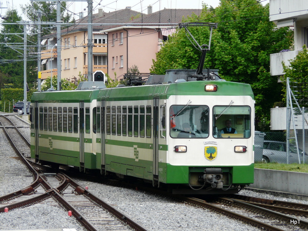 LEB - Regio nach Lausanne mit dem Triebzug Be 4/8 32 bei der einfahrt im Bahnhof Cheseaux am 19.05.2010