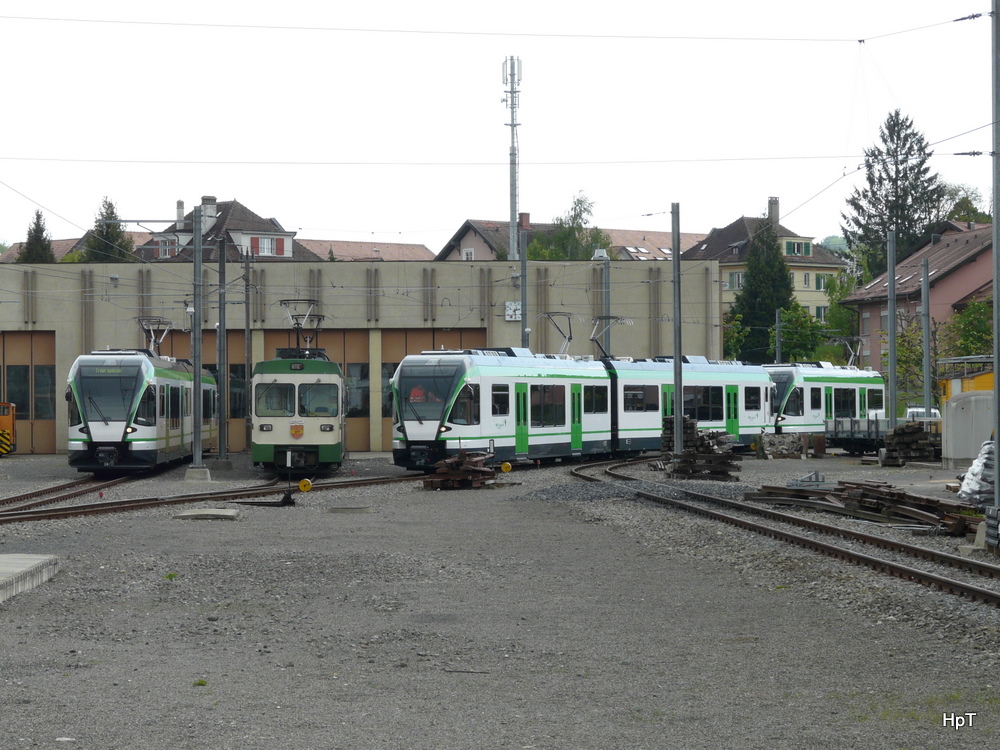 LEB - Vor dem Depot in Echallens sind 3 neue BRe 4/8 und ein Be 4/8 am 19.05.2010