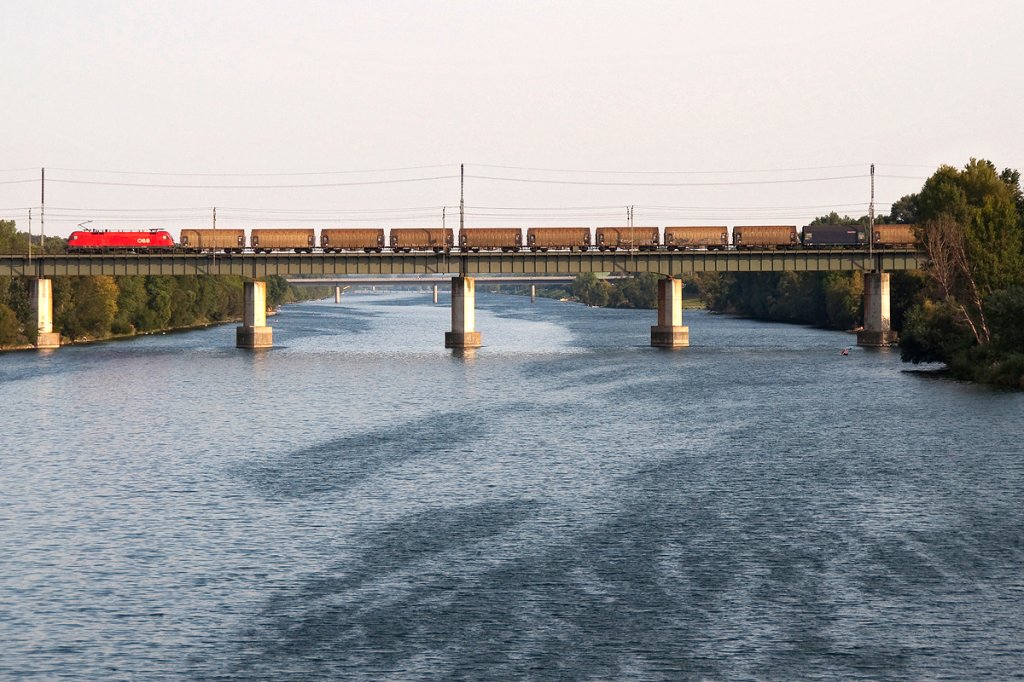 Lebhafter Sdostwind begleitet diesen Ganzzug bei seiner Fahrt ber das Wiener Entlastungsgerinne Richtung Norden am 04.09.2011.