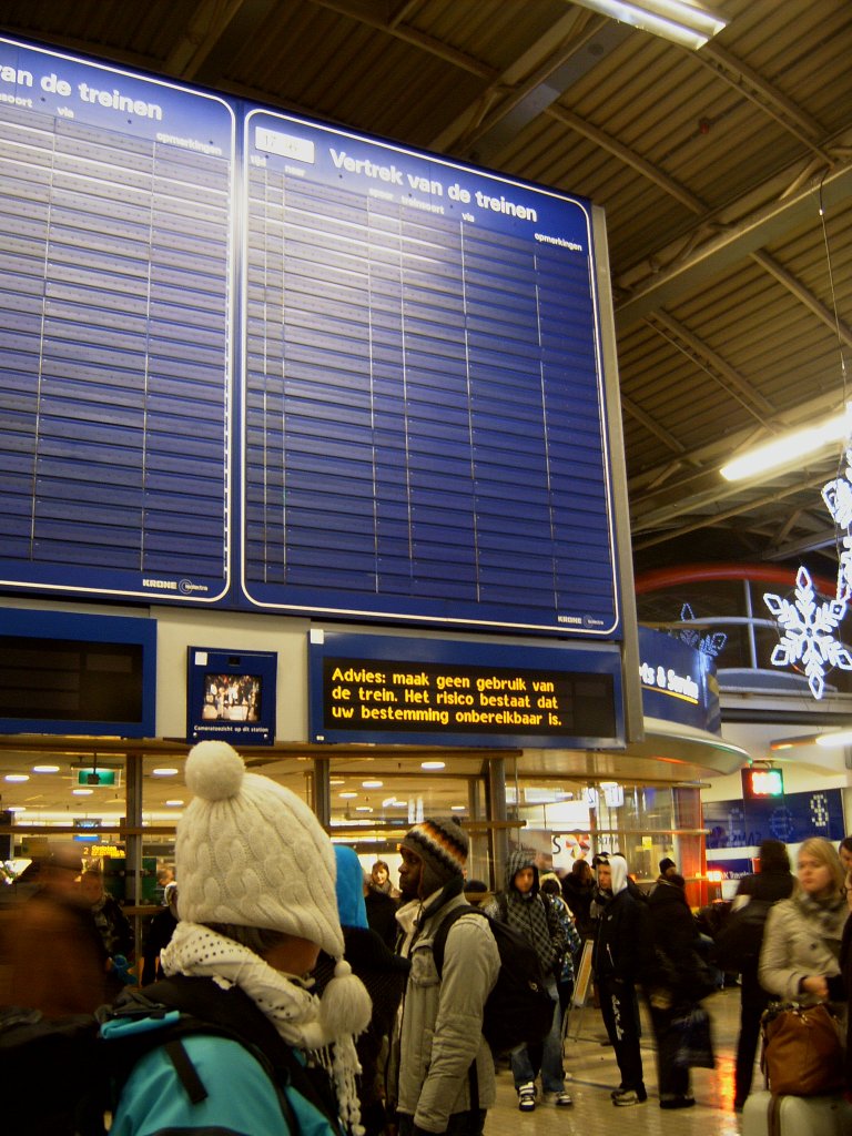 Leere Anzeigetafel in Utrecht Centraal: am Abend des 20.12.2009 ist wegen 10cm Schnee der gesamte Bahnverkehr der Niederlande zusammengebrochen. Die grosse Anzeigetafel, normalerweise fast immer voll, ist leer! Die Niederl�ndische Bahn r�t von der Benutzung des Zuges ab...