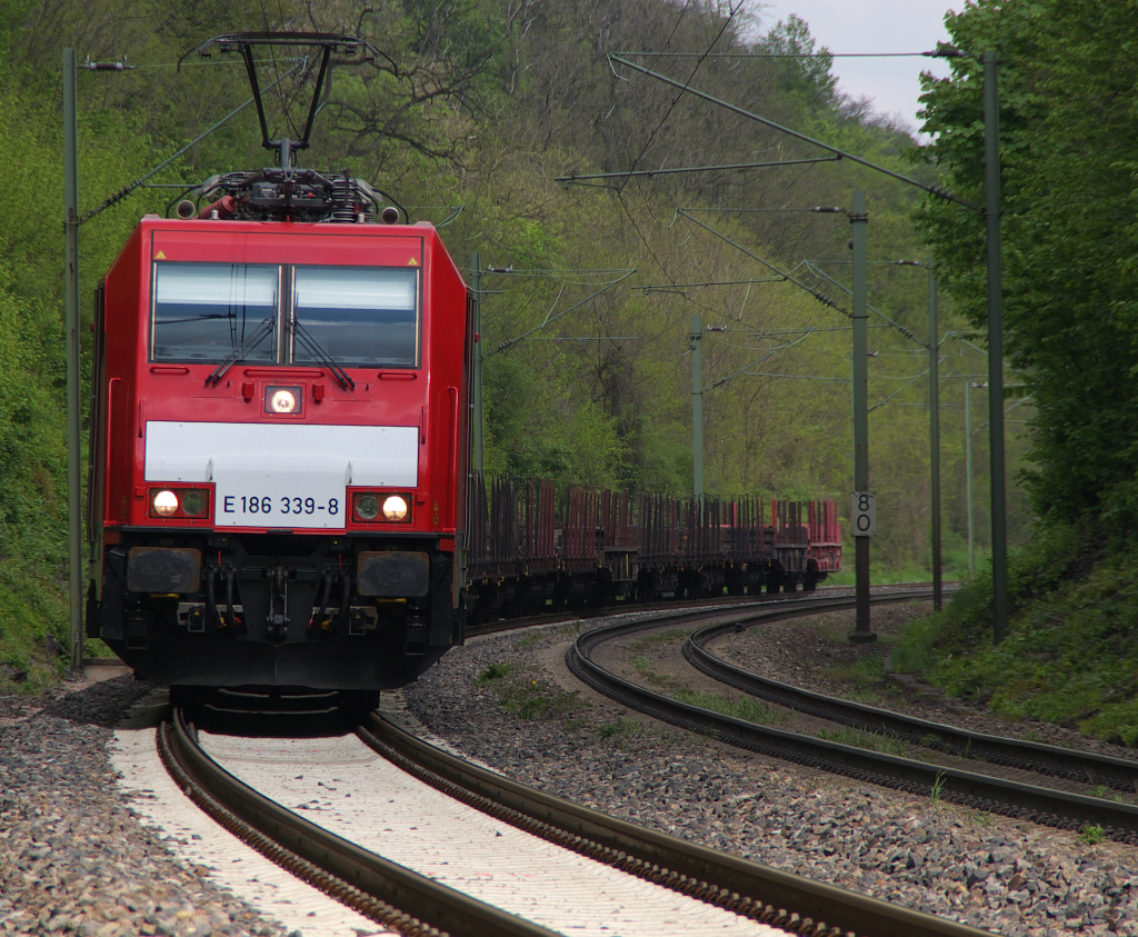 Leere Wagen braucht das Brammenlager der Saarstahl AG in Vlklingen.
E 186 339-8 bringt Nachschub aus Richtung Saarbrcken, hier bei Luisenthal.
07.05.2013 - Bahnstrecke 3230 Saarbrcken-Karthaus