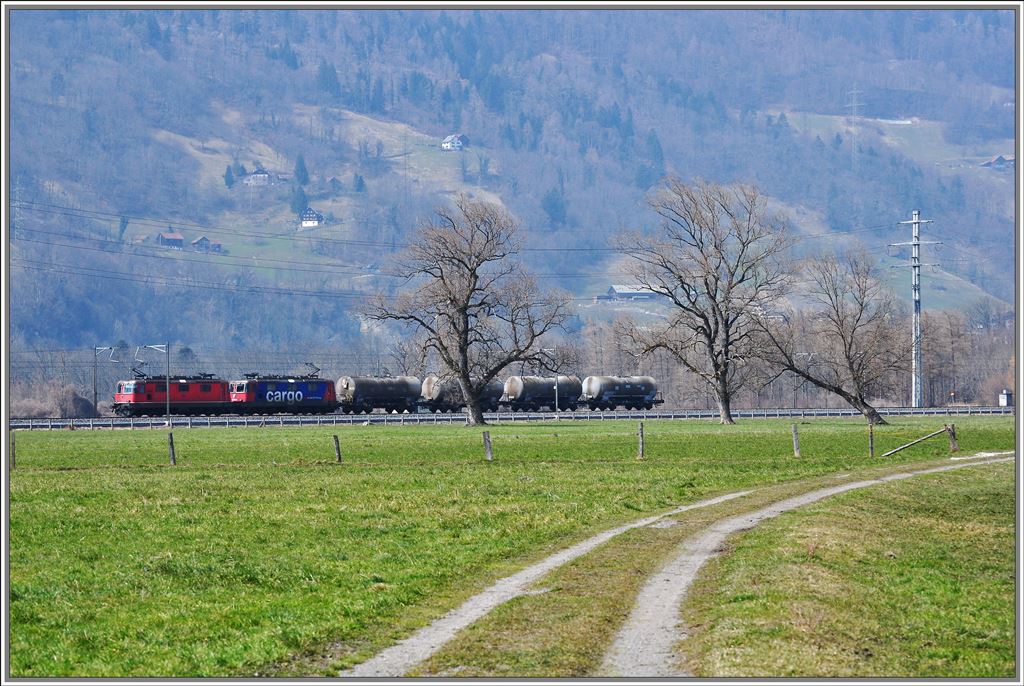 Leere Zementwagen fr die Holcim Werke in Untervaz bei Igis. (02.04.2013)