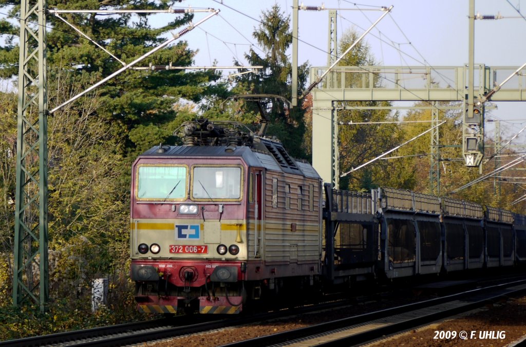 Leergut am Haken - CD-Cargo BR372 eilt mit einem Autotransportzug auf den Fernbahngleisen am Hp. DD-Strehlen in Richtung Tschechien (06.11.2009)