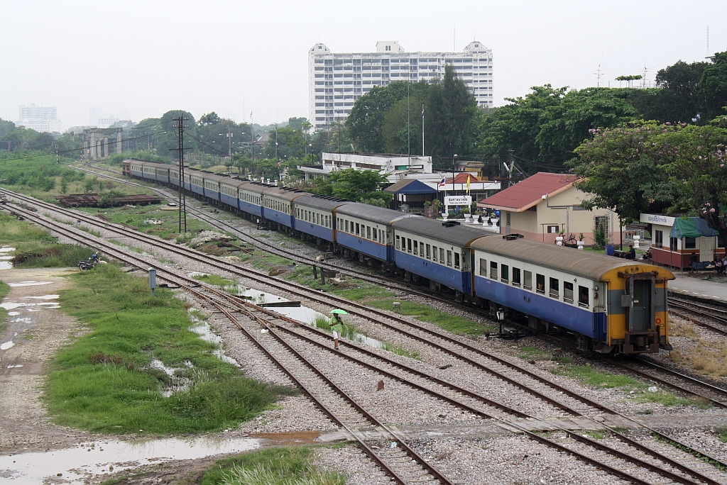 Leerpersonenzug nach Hua Lamphong, gezogen von der ALS 4111, am 16.Mrz 2011 im Bf. Bang Sue Junction.