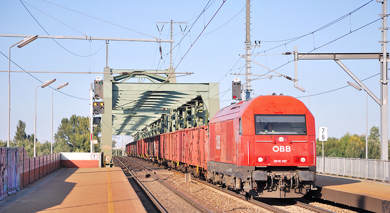 Leerrbenzug mit 2016 037 bei der Durchfahrt in Wien-Praterkai am 28.9.11.