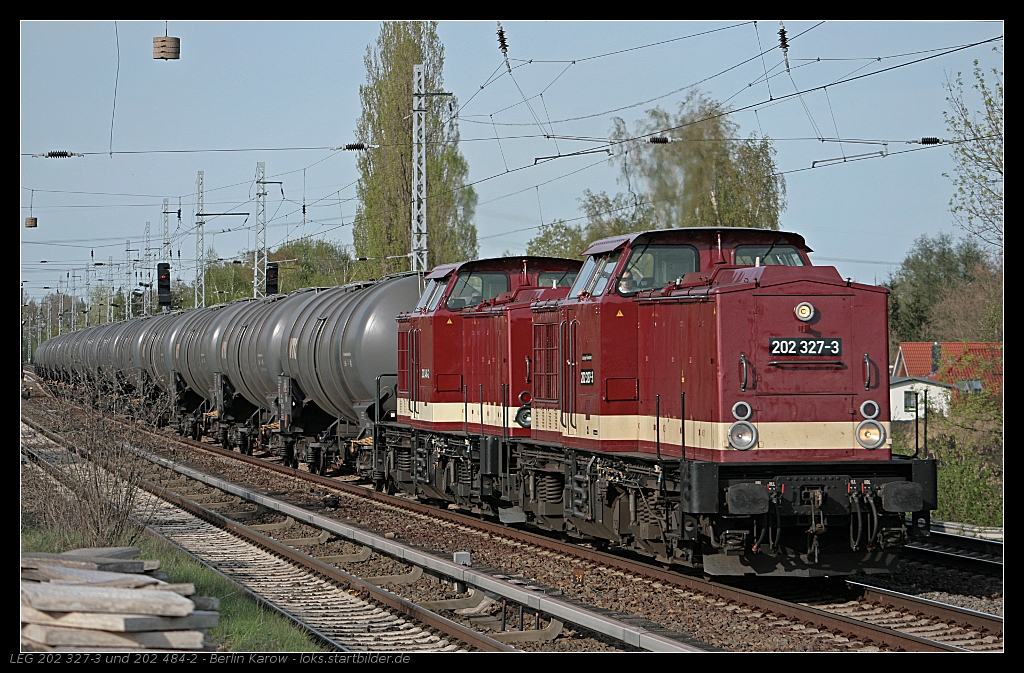 LEG 202 327-3 und LEG 202 484-2 mit Kesselwagenzug zum Karower Kreuz (NVR-Nummer: 92 80 1203 227-4 D-LEG und 92 80 1203 229-0 D-LEG, beide ex ALS, ex DR, gesehen Berlin Karow 28.04.2010)
