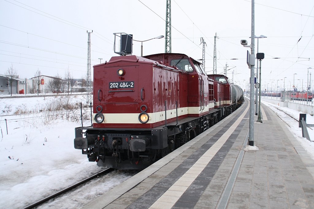 LEG 202 484 und 202 327 mit Kesselwagenzug am 19.02.2010 im Bahnhof Angerm�nde