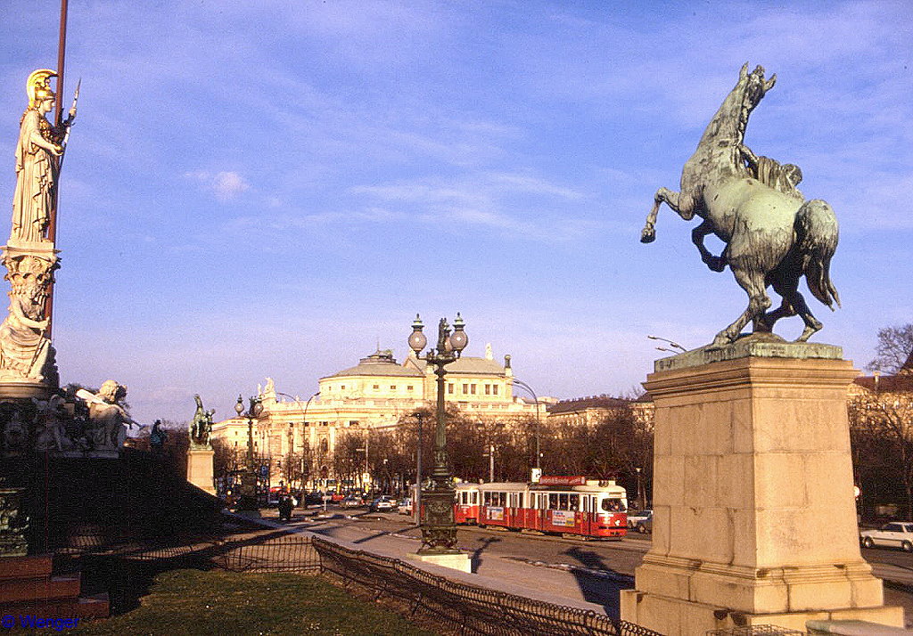 Legendr waren in Wien die Ringlinien 1 und 2, erstere mit und letztere gegen den Uhrzeigersinn laufend - ein Konzept, das mittlerweile aufgegeben wurde. Ein Kurs der Linie 2 am Parlament vor der Kulisse des Burgtheaters, 23.12.1986.