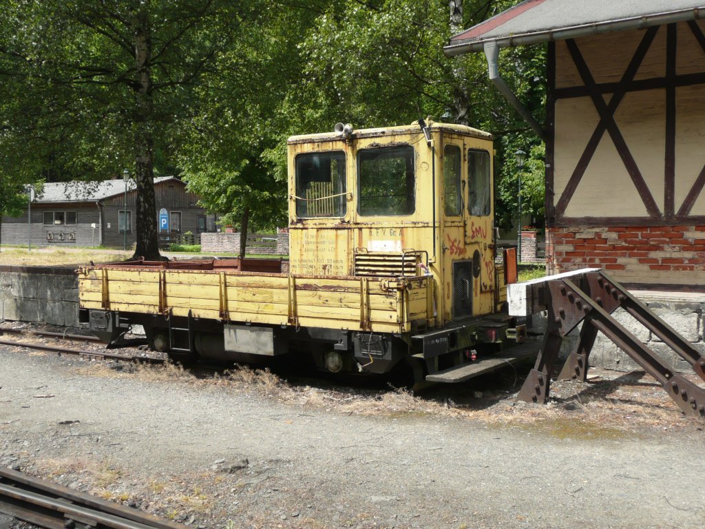 Leicht  gebrauchtes Dienstfahrzeug der HSB im Bahnhof Alexisbad (26.06.2010)