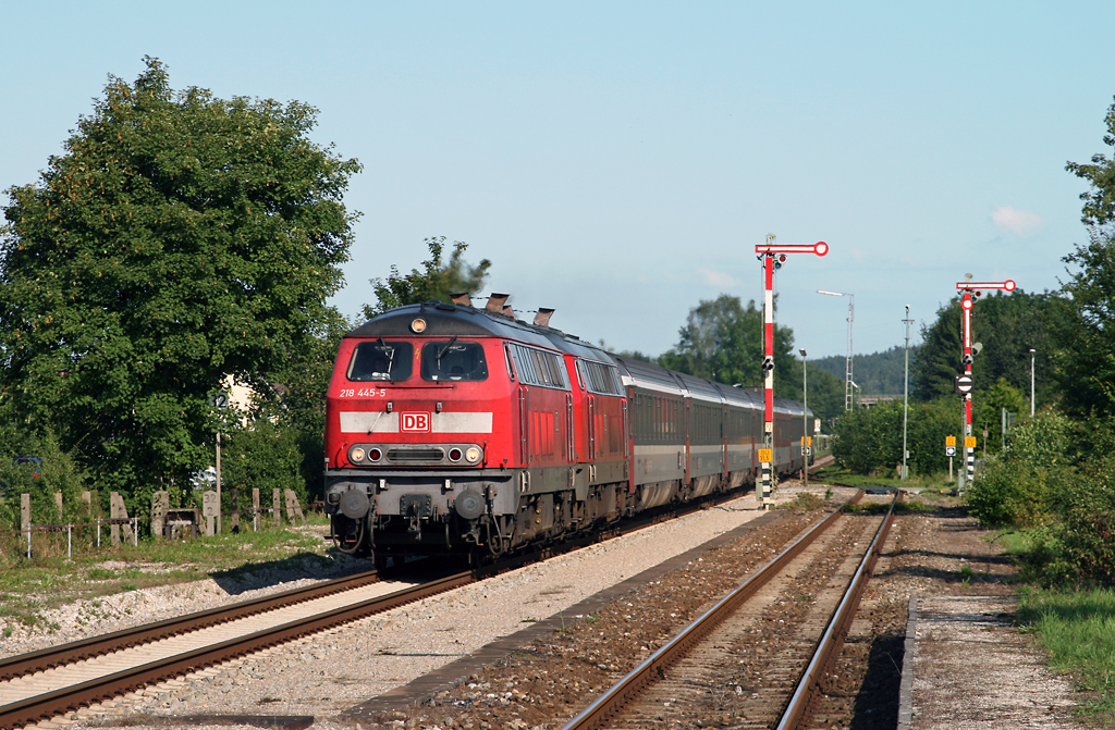 Leicht versptet durcheilt der EC 192 von Mnchen nach Zrich am 09. August 2010 mit fhrender 218 445 vom Werk Mhldorf den Bahnhof von Sontheim (Schwab). Untersttzt wird die Lok dabei durch eine weitere 218 der SOB, deren Nummer bei der schnellen Vorbeifahrt leider nicht identifiziert werden konnte. Die beiden Maschinen werden den Zug bis Lindau befrdern, wo die SBB mit einer 421 bernehmen wird.