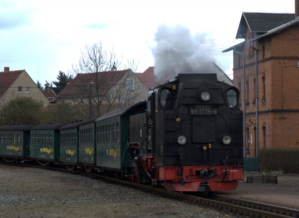 Leicht versptet luft ein Zug der Lnitzgrundbahn in den Haltepunkt
Friedewald Bad ein. Zuglok ist die 99 1775 - 8
08.04.12  gegen 16:15 Uhr 