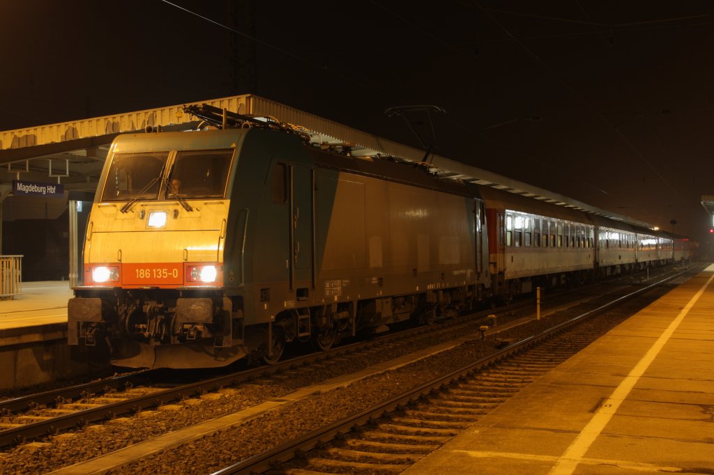 Leichter Nebel lag in der Stadt, als 186 135-0 mit CNL 1247 von Berlin nach M�nchen in Magdeburg Hbf einfuhr. Der Zug hatte etwa 30 Minuten Versp�tung, bis zur Abfahrt wurden es fast 60 Minuten, auf der Strecke nach Braunschweig waren Personen im Gleis. Fotografiert am 14.03.2011. 